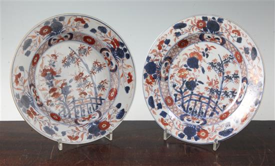 A pair of Chinese Imari plates, Qianlong period, diameter 22.5cm